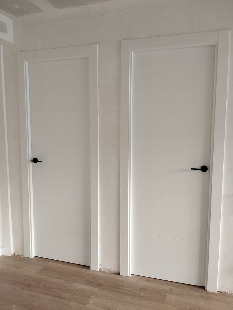 Puertas lacadas Ranurada herrajes en Negro