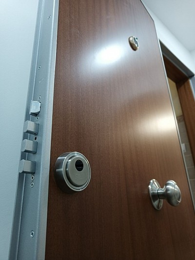 Escudo se Seguridad con nucleo acero macizo, Bombín marca tesa st8 anti bumping anti ganzúa anti roturas. Las llaves están equipadas con targeta de seguridad